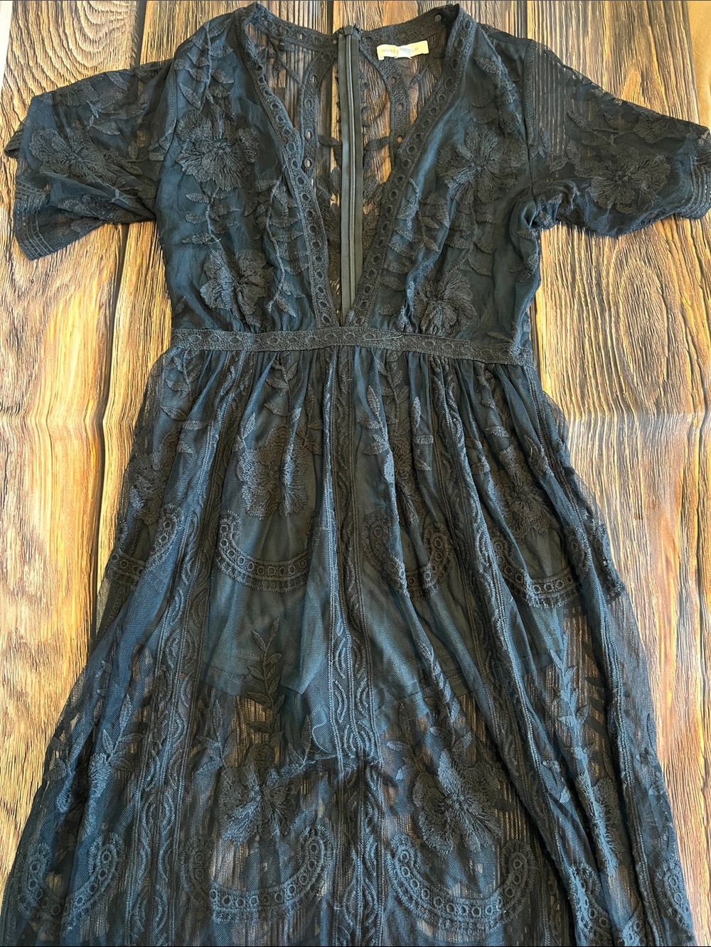Honey Punch Black Floral Lace V‑Neck Maxi Dress